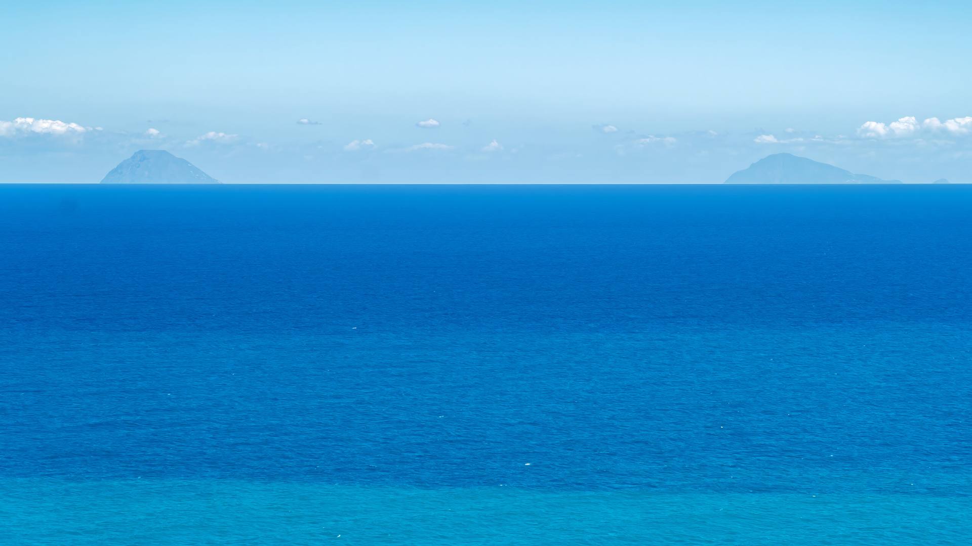 Das Teleobjektiv holt die Liparischen Inseln näher heran